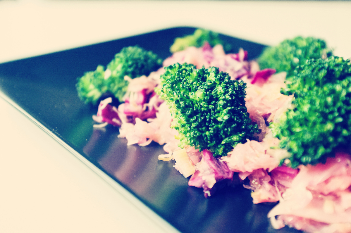 foodiesfeed.com_broccoli-with-red-cabbage